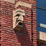 Beeldhouwwerk (Zuid-Hollandlaan): een van de koppen/maskers.
<br/>
Marcel Westhoff, juni 2018